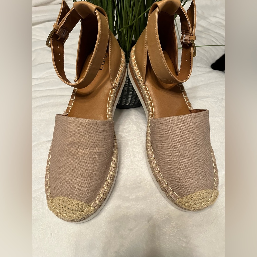 Ana Corina Women’s Size 7.5 Beige/Tan close toed with crochet/rope accent sandal